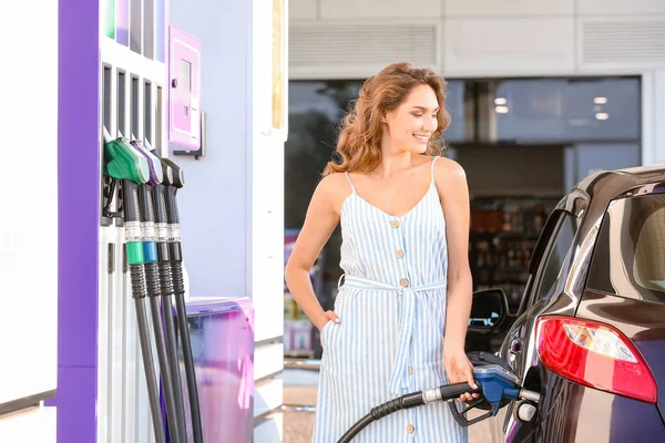 Mujer Repostando Coche Gasolinera — Foto de Stock