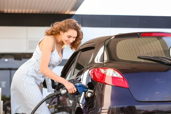 Mulher Reabastecendo Carro Posto Gasolina — Fotografia de Stock