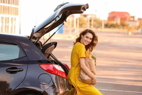 Mujer Joven Con Bolsa Comestibles Cerca Del Coche Aire Libre — Foto de Stock