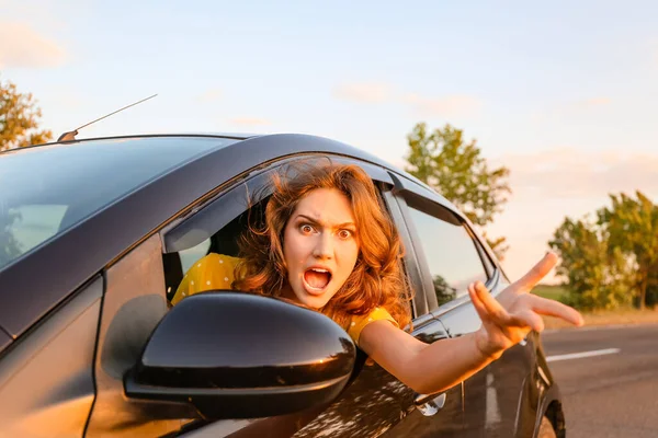 Zestresowana Młoda Kobieta Siedzi Samochodzie — Zdjęcie stockowe