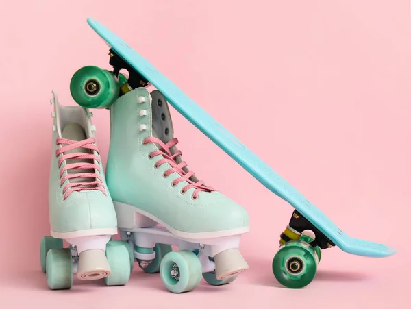 롤러스케이트를 스케이트보드 — 스톡 사진