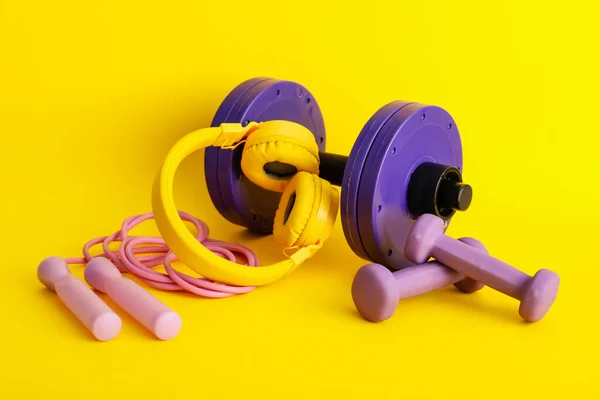 Różne Wyposażenie Sportowe Słuchawkami Kolorowym Tle — Zdjęcie stockowe