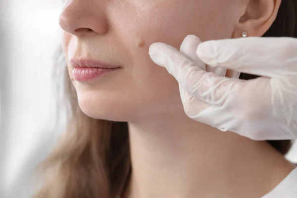 Dermatologist Examining Patient Clinic Closeup — Stock Photo, Image