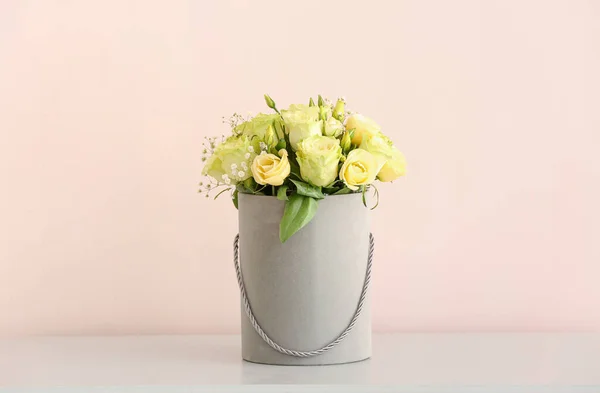 Bukett Med Vackra Blommor Bordet — Stockfoto