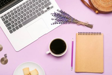 Laptop, kahve fincanı ve renk arkaplanı kırtasiyeli.