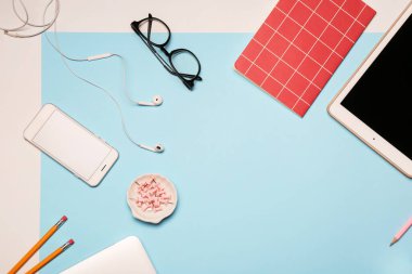 Renk arkaplanı üzerinde kırtasiye malzemesi olan modern aygıtlar