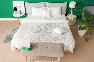 Modern odanın içinde büyük bir yatak ve bank.