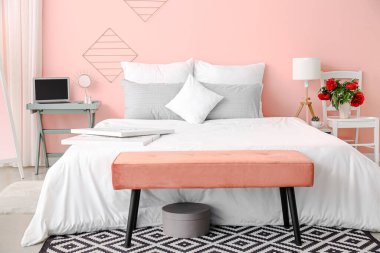 Modern odanın içinde büyük bir yatak ve bank.