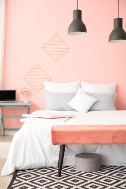 Modern odanın içinde büyük bir yatak ve bank.