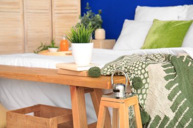 Modern odanın içinde büyük bir yatak ve bank.