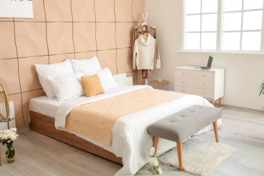 Modern odanın içinde büyük bir yatak ve bank.