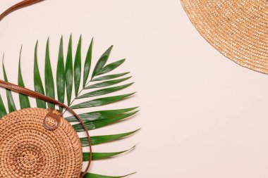 Hafif arkaplanda saman torbası