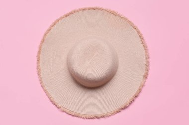 Renkli arkaplanda hasır şapka