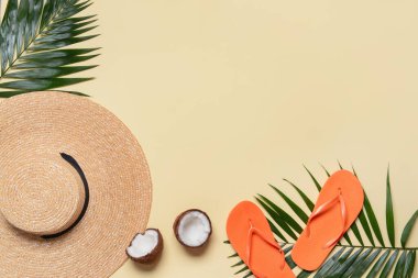 Hasır şapka ve parmak arası terlikler arkaplanda