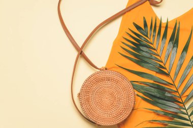 Açık arkaplanda mayo olan saman torbası