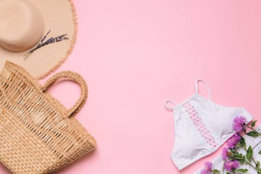 Hasır şapka ve çantanın renginde mayo.