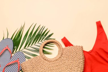 Açık arkaplanda plaj kıyafetleri olan saman torbası