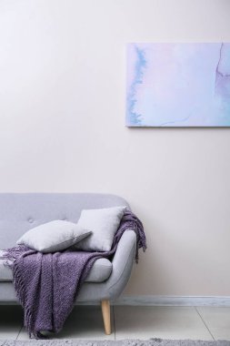 Odanın duvarının yanındaki yumuşak kanepe