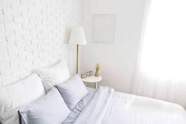 Modern şık yatak odasının içi.