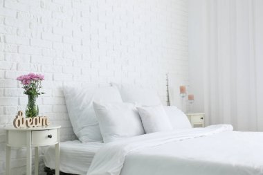 Modern şık yatak odasının içi.