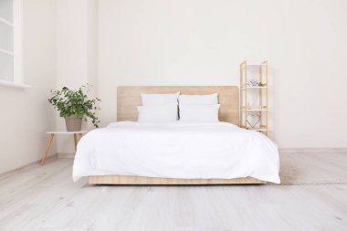 Modern şık yatak odasının içi.