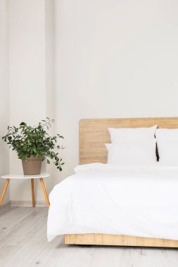 Modern şık yatak odasının içi.