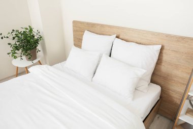 Modern şık yatak odasının içi.