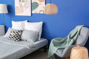 Modern yatak odasının iç dekorasyonu.