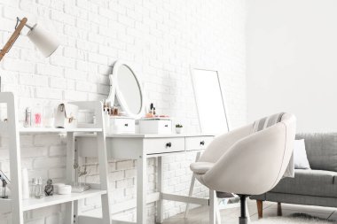 Modern soyunma odasının şık iç mekanı.