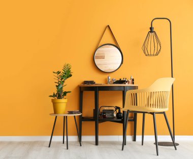 Modern soyunma odasının şık iç mekanı.