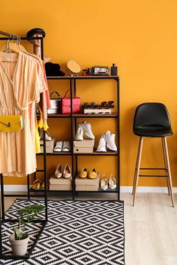 Modern soyunma odasının şık iç mekanı.