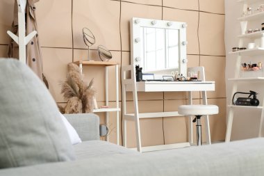 Modern soyunma odasının şık iç mekanı.