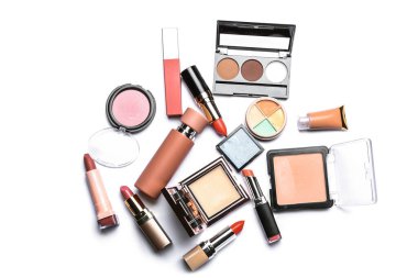 Beyaz arka planda farklı makyaj ürünleri