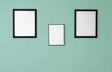 Modern sanat galerisinde duvarda resimler