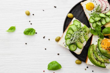 Masada lezzetli avokado sandviçli tabak.