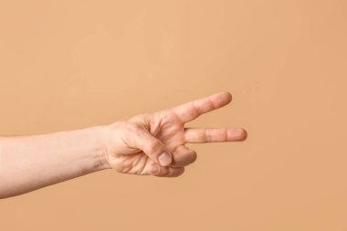 Renk arkaplanı üzerinde hareket eden erkek eli