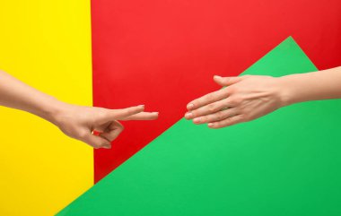 Renkli arka planda roshambo oynayan insanlar