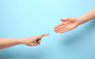 Renkli arka planda roshambo oynayan insanlar