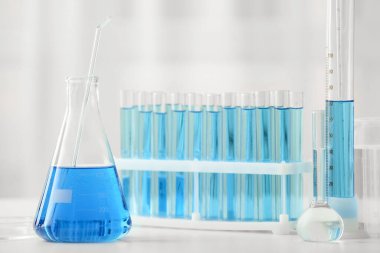 Laboratuvardaki cam eşyalar.