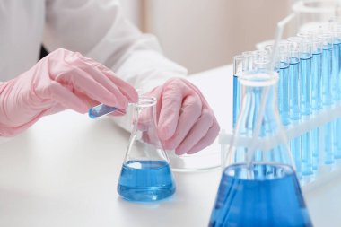 Laboratuvarda numuneyle çalışan bilim adamı.