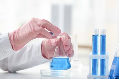 Laboratuvarda numuneyle çalışan bilim adamı.