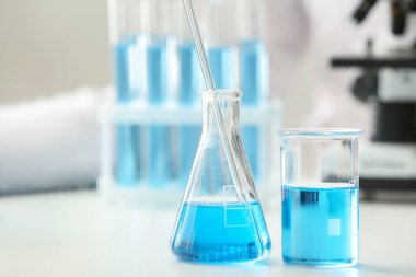 Laboratuvardaki cam eşyalar.