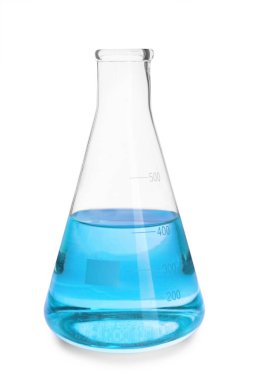 Beyaz zemin üzerinde sıvı olan şişe.