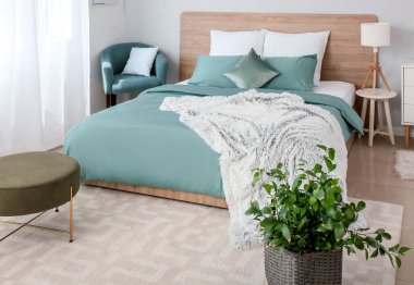 Modern şık yatak odasının içi.