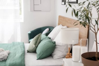 Modern şık yatak odasının içi.