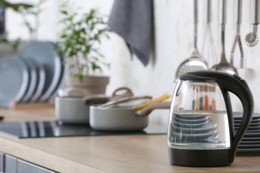 Mutfak tezgahında modern elektrikli su ısıtıcısı