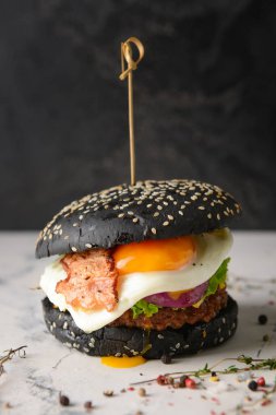 Lezzetli hamburger, masada siyah çörek.