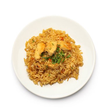 Beyaz arkaplanda lezzetli pilav tabağı