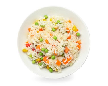 Beyaz arkaplanda lezzetli pilav tabağı