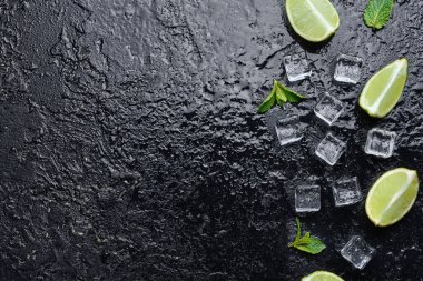 Koyu arkaplanda buz, kireç ve nane.